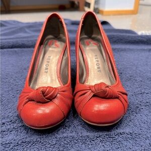 Report red leather women’s size 7 pumps.